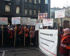 Відставка Смолія та повернення грошей вкладникам: біля НБУ триває мітинг