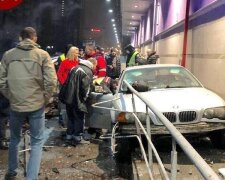 У Києві авто на швидкості протаранило ТРЦ та припарковані машини