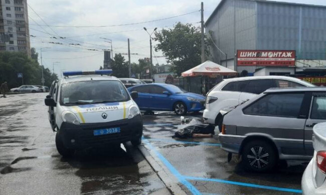 У Києві на авторинку чоловікові раптово стало зле і він помер