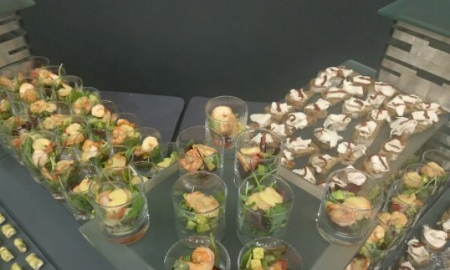 У штабі Вакарчука пригощають салямі та креветками