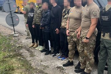 Поліцейського з Києва викрили на організації схеми переправлення "ухилянтів" за кордон