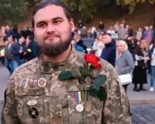 Учасник протесту у ВП викритий в носінні фейкового ордена