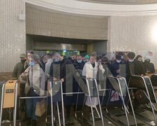 У столичному метро утворилось скупчення людей через “дії проти скупчення людей”