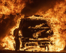 У Києві водій вирішив оригінально розігріти машину та спалив її вщент