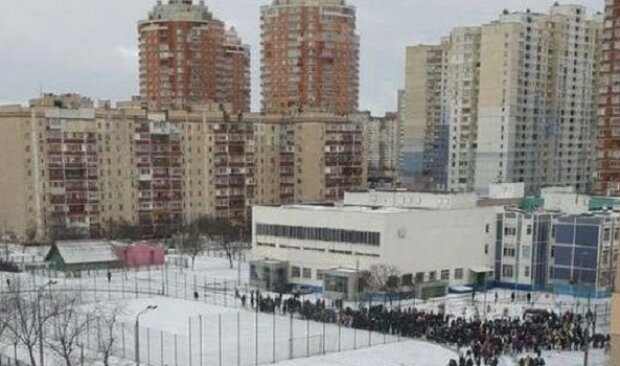 У Києві “замінували” школи – дітей евакуювали