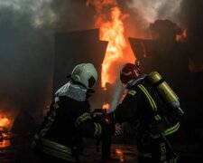 В результаті нічної атаки на Київщині відбулась пожежа на промисловому об'єкті
