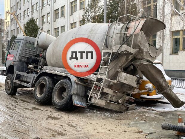 У центрі Києва бетономішалка провалилася крізь асфальт