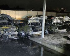 Під Києвом уночі на парковці згоріло п’ять автівок: місцеві говорять про підпал