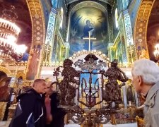 У Києві відбулось освячення Великого Герба України, який створили з уламків боєприпасів