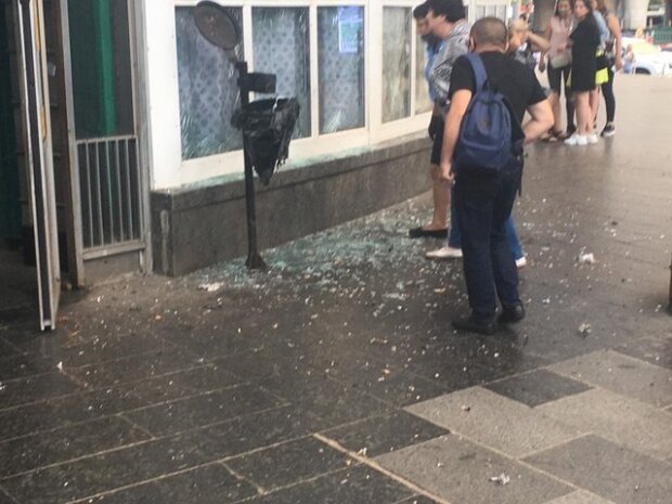Від вибуху біля Шулявської 22-річний чоловік опинився у лікарні (відео)