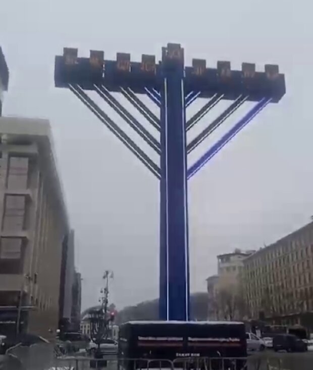 Під час святкування свята Хануки у центрі Києва був вчинений акт антисемітизму — невідомий осквернив Ханукію