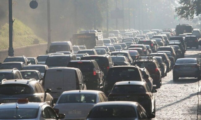 У Києві зранку виникло кілька великих заторів