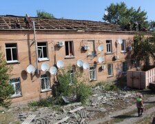 Комунальники ліквідовують наслідки обстрілу у Дарницькому районі — фото