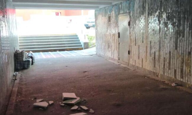 У Києві в підземному переході обвалилася стеля