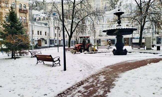 Київ після снігопаду накрили мокрий сніг із дощем — комунальники ведуть боротьбу з негодою