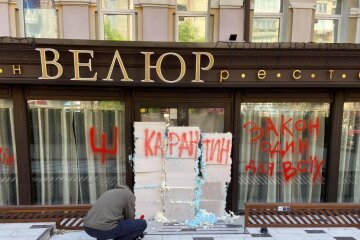 Переплутав вхід і вихід: Борислав Береза показав, що Ляшко “забув” замурувати парадний вхід до Велюру