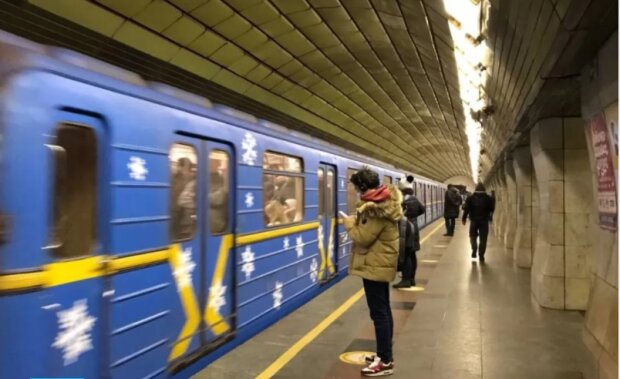 Київ обмежив роботу “червоної” гілки метро