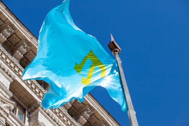 Біля КМДА сьогодні в День кримськотатарського прапора підняли відповідний стяг
