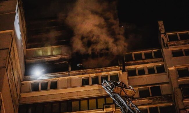 У Києві на 17-му поверсі спалахнула квартира: мешканців евакуювали