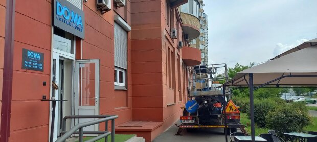 У столиці клієнти улюбленої маріупольської кав'ярні не дали "Київрекламі" незаконно зняти вивіску