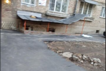 Дірка в асфальті