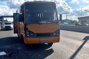 Під Києвом зіткнулися вантажівка та пасажирський автобус: є потерпілі
