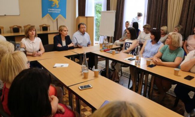“Містечкові інтереси беруть верх” – Княжицький підтримав міністра освіти, яку не пустили до школи