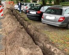 У Києві викопали рів і заблокували порушників паркування
