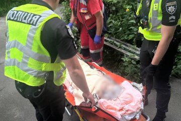 Патрульні Києва допомогли літній жінці, якій стало зле у власній квартирі