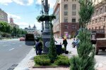 До реконструкції Хрещатик тимчасово прикрашають ялівцями (фото)