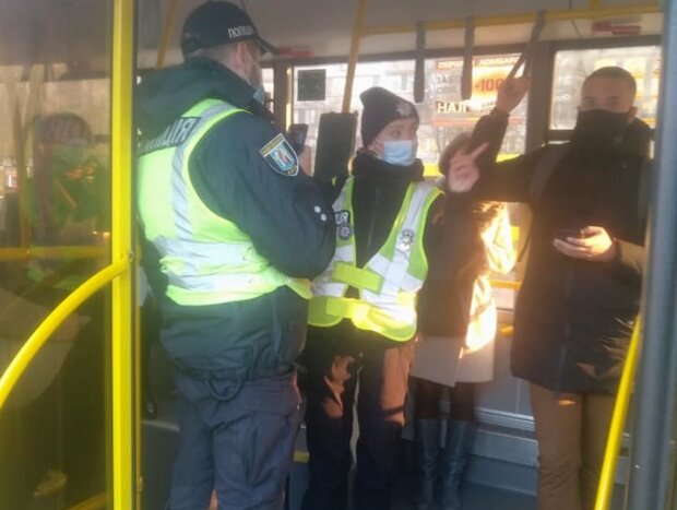 Проїзд тільки для вакцинованих: у Києві поліція перевіряє сертифікати у транспорті