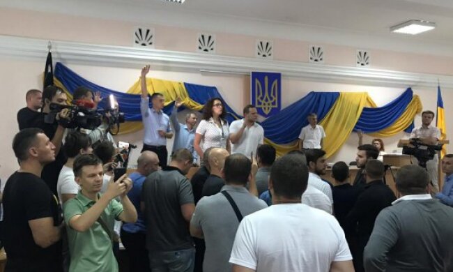 “Тітушки” кандидата Приходька зривають вибори на окрузі 210