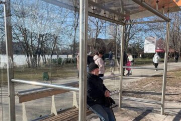 Весняний душ для зупинок: у Києві масово миють та ремонтують павільйони