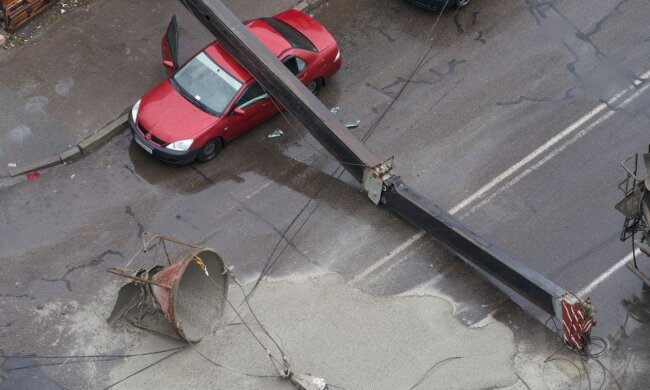 На Позняках на дорогу впав автокран (фото)