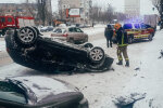 Через сніг автомобіль в Києві перекинувся догори колесами