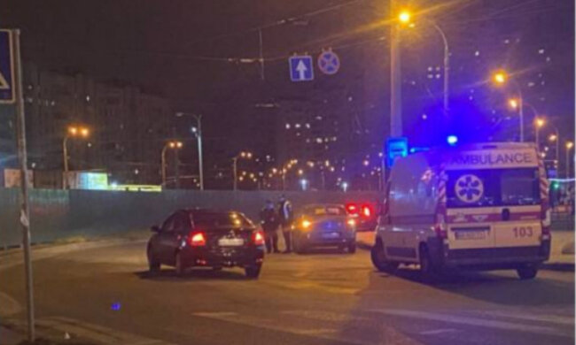 У Києві біля метро “Мінська” легковик збив жінку на переході