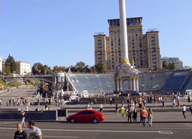 У Києві на Майдані Незалежності розгулювала нетвереза компанія з російським триколором