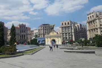 На Майдані та Хрещатику з висоток познімали рекламу (фото)