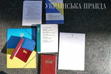 Новообраним депутатам роздали набори “молодого бійця”