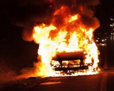 На столичній Солом’янці на проїжджій частині дороги спалахнув Lexus