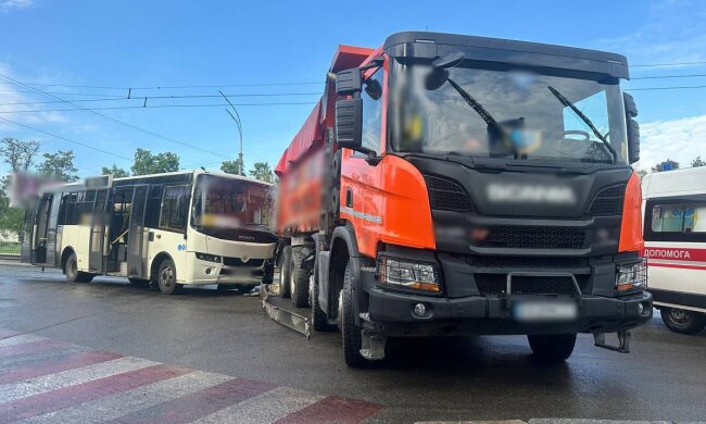 У столиці відбулась аварія за участі маршрутного таксі та вантажівки — є постраждалі серед пасажирів