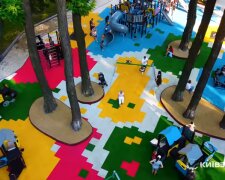Купа радісних емоцій: у Маріїнському парку відкрили новий дитячий майданчик (відео)