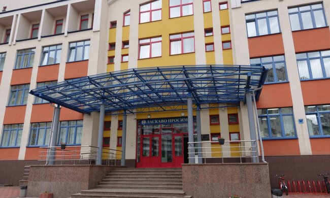 У Києві горить інженерна гімназія (відео)