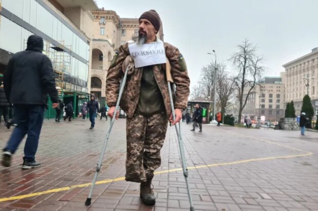 У столиці ветеран російсько-української війни став жебраком через бюрократію