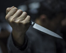 У Дарницькому районі 19-річний юнак ледь не позбавив перехожого життя, напавши на нього з ножем