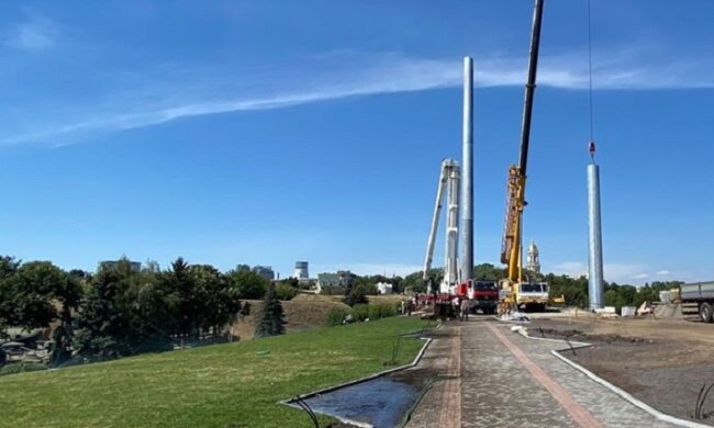 На Печерську встановили головний флагшток країни – висота майже 90 метрів (фото)