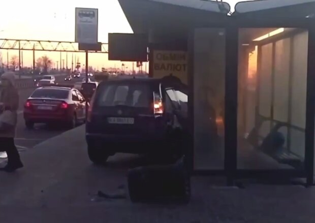 ДТП на Бандери: автівка влетіла у зупинку (відео)