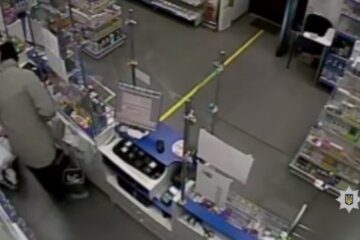 Розпилював сльозогінний газ: в Києві затримали росіянина, який грабував аптеки в масці (відео)