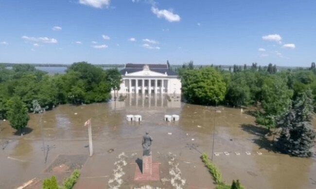 Нова Каховка затоплена внаслідок підриву греблі Каховської ГЕС, — окупанти (відео)