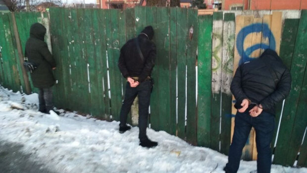 У Києві на «гарячому» затримано групу квартирних злодіїв